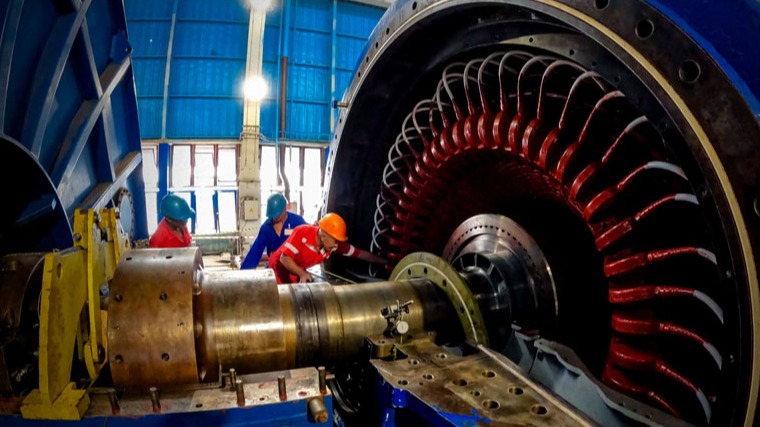 Trabajos de reparación en la Termoeléctrica Lidio Ramón Pérez, de Felton, Holguín.