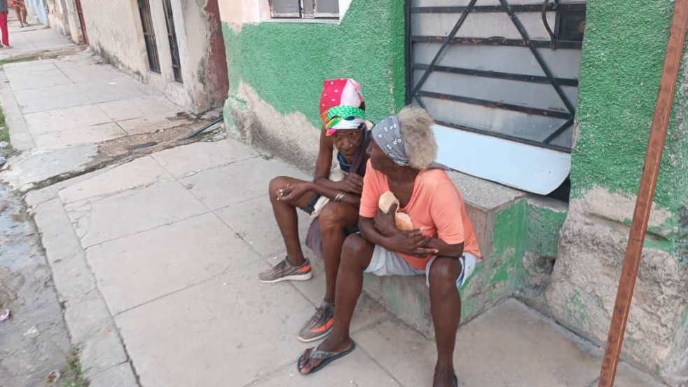 Dos ancianas en una calle de La Habana.