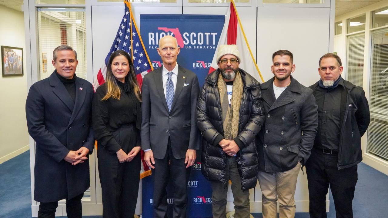 Opositores cubanos reunidos el 29 de enero con el senador republicano Rick Scott.