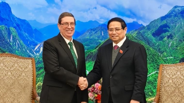 Bruno Rodríguez y el jefe de Gobierno vietnamita, Pham Minh Chinh.