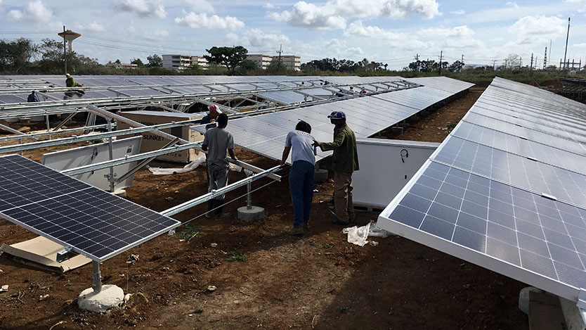 Montaje del parque solar fotovoltaico Ciego-Norte.