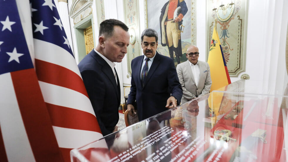 De izq. a der.: el enviado estadounidense Richard Grenell, el dictador Nicolás Maduro y su presidente de la Asamblea Nacional, Jorge Rodríguez.