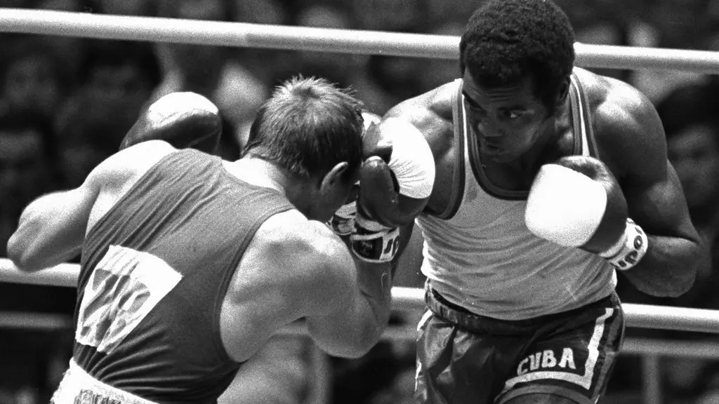 Teófilo Stevenson (d) en un combate.