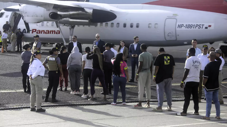 Migrantes esperan para subir a un avión en un vuelo de deportación de Panamá a Colombia el 3 de febrero.