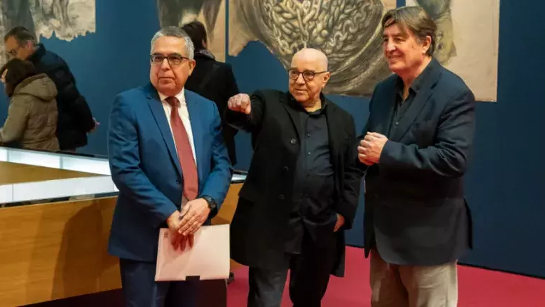 Fabelo, al centro, junto a Luis García Montero y el embajador cubano en España durante la inauguración.