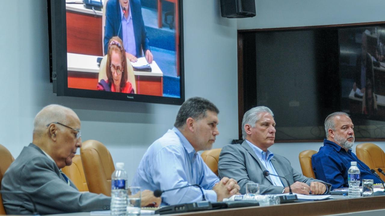 Manuel Marrero Cruz en una reunión del MINCEX.