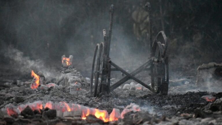 Un sillón de ruedas calcinado por el fuego.