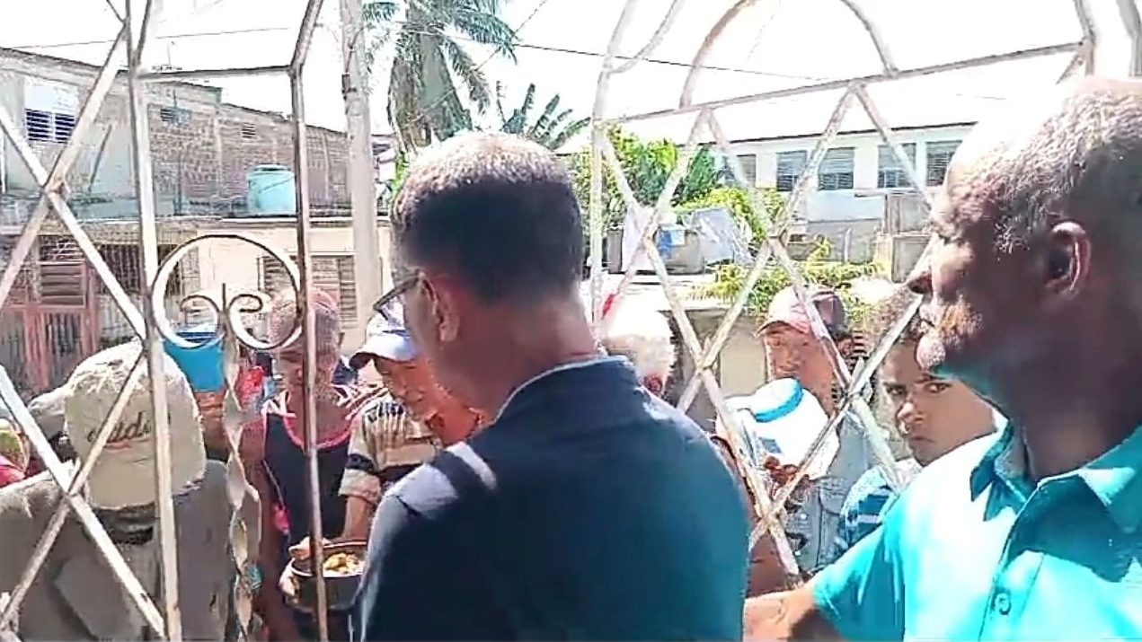 José Daniel Ferrer entregando comida a cubanos en situación de pobreza extrema.