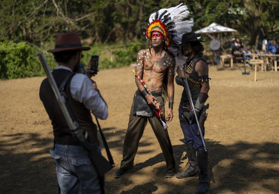 Dos 'cosplayers' en la fiesta temática del Lejano Oeste en las afueras de La Habana, 1 de febrero de 2025. 