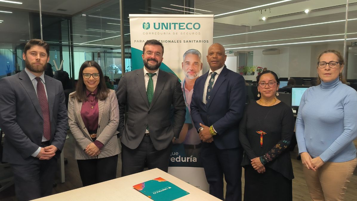 Presentes durante la firma del acuerdo entre Uniteco y la Asociación de Médicos Cubanos en España.