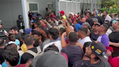 Migrantes aglomerados ante una oficina de trámites en el sur de México.