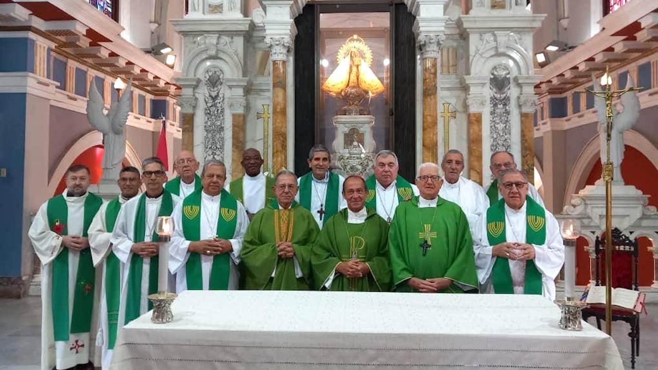 Los obispos cubanos en el Santuario Nacional de la Virgen de la Caridad del Cobre.