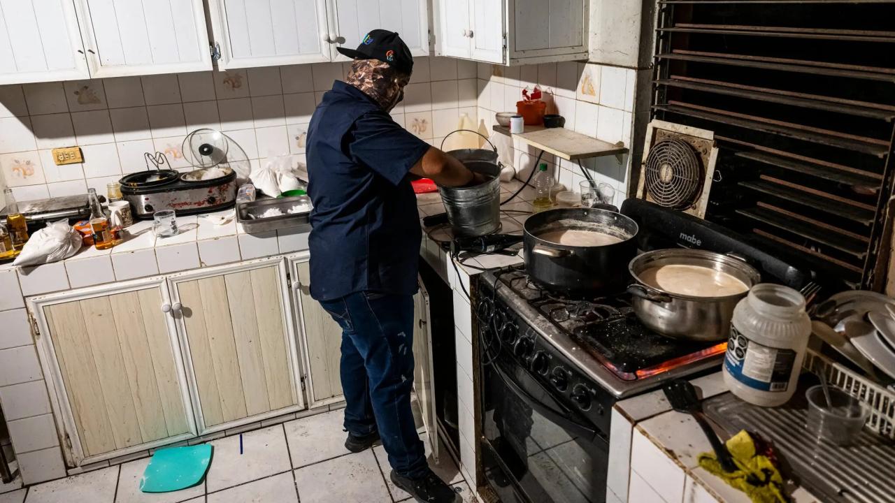 Un miembro del Cártel de Sinaloa cocinando un pedido de fentanilo. 