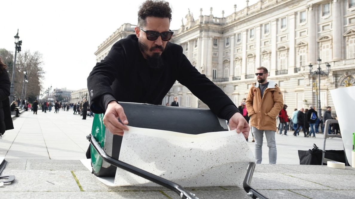 Reynier Leyva Novo frente al Palacio Real de Madrid.