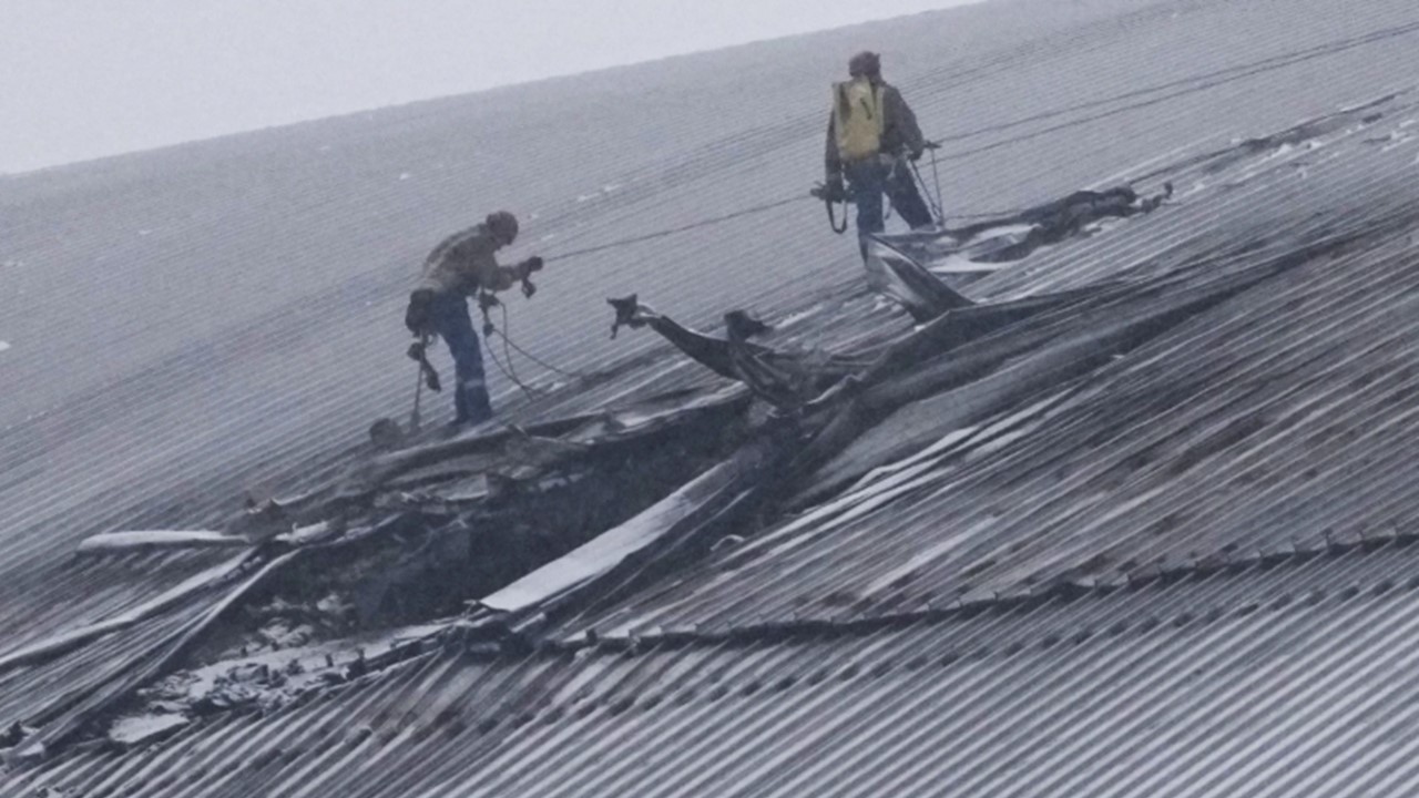 Daños en el cubierta exterior de la planta nuclear de Chernóbil