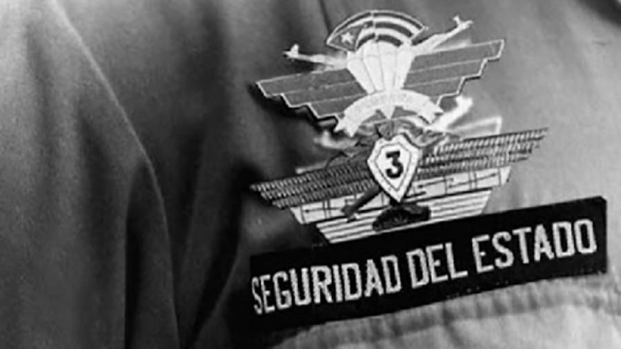 Distintivo en el uniforme de un agente de la Seguridad del Estado en Cuba.