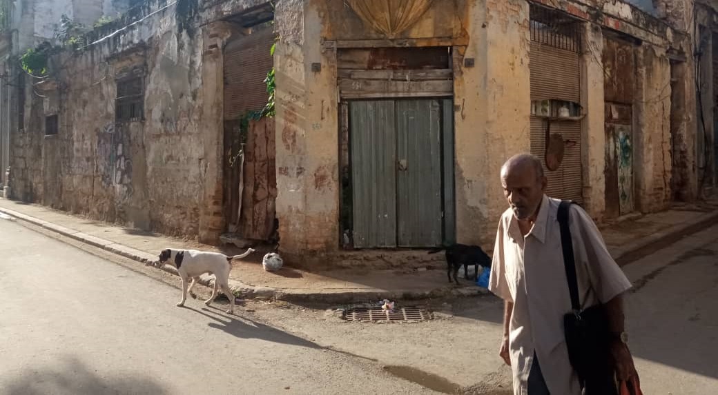 Un anciano cubano caminando por La Habana. 