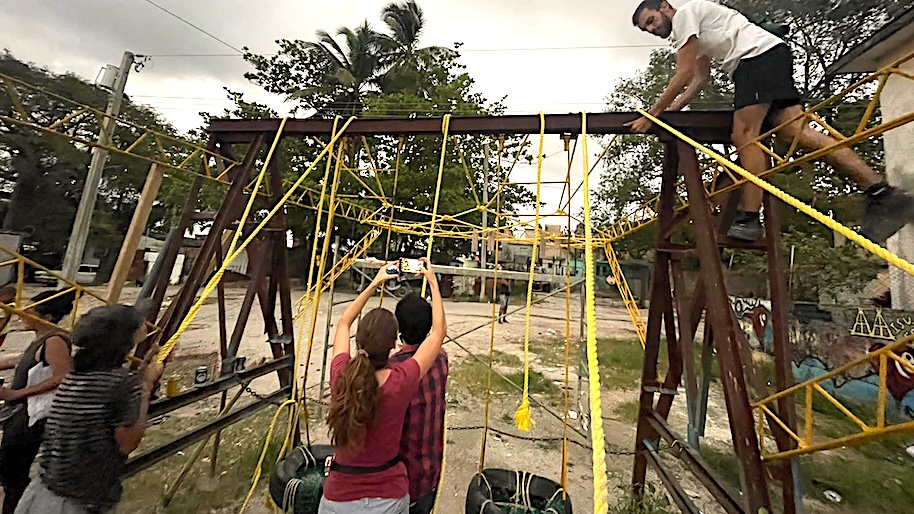 Construcción de un parque infantil en el barrio Los Pocitos.