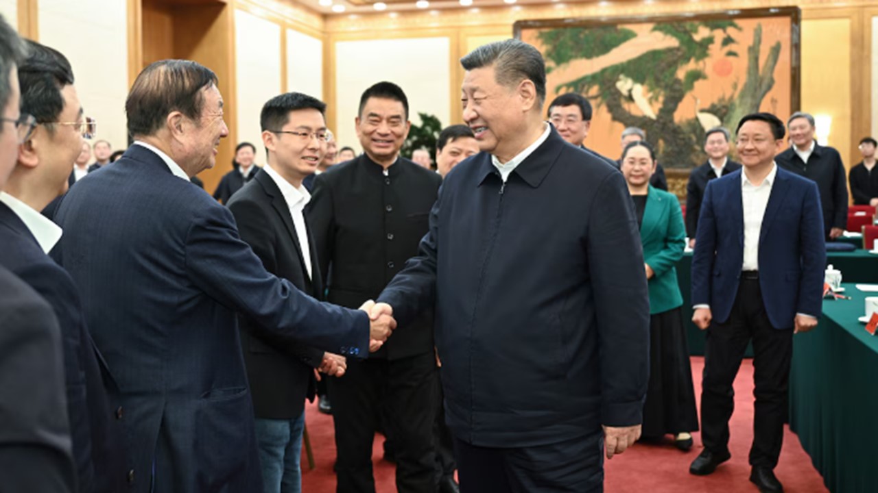 Xi Jinping este lunes junto a empresarios privados chinos.