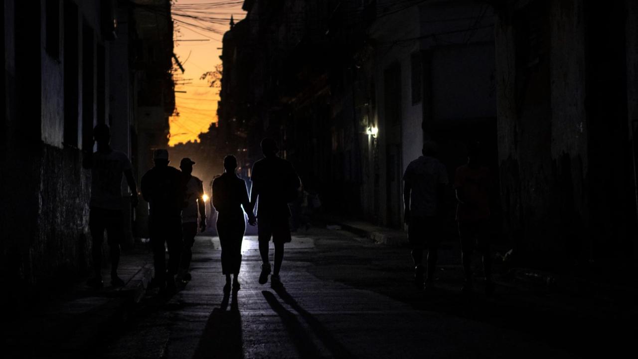 Cubanos en la penumbra de otro colapso energético, en La Habana.