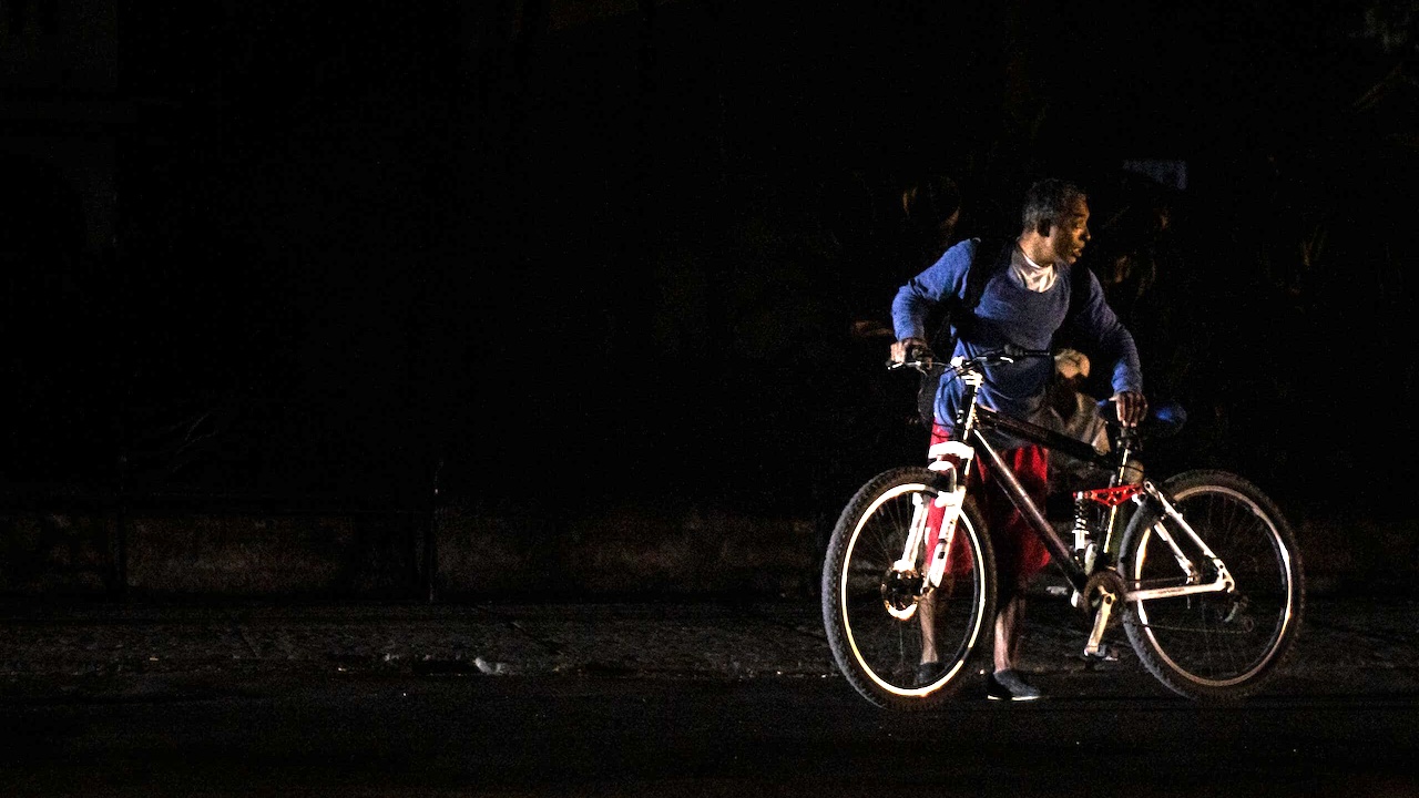 Un cubano con su bicicleta en medio de un apagón en La Habana.