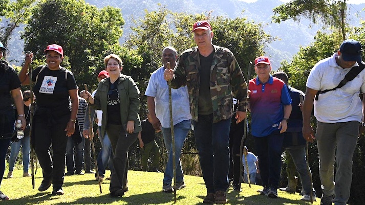 Miguel Díaz-Canel y una delegación de jóvenes peregrinan por la Sierra Maestra, enero de 2025.