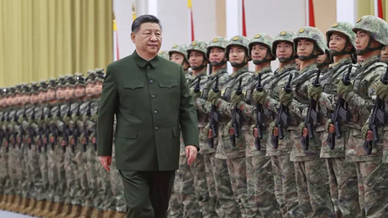 Xi Jinping pasa revista a efectivos del ejército chino.