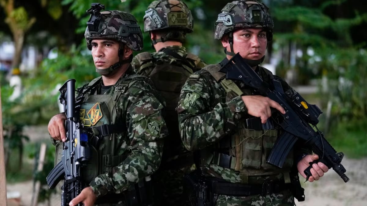 Soldados patrullando en Tibú, Colombia.