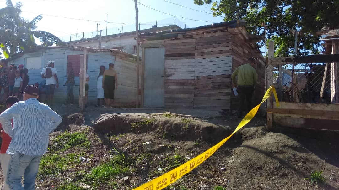 Operativo policial en el presunto lugar de un asesinato. 