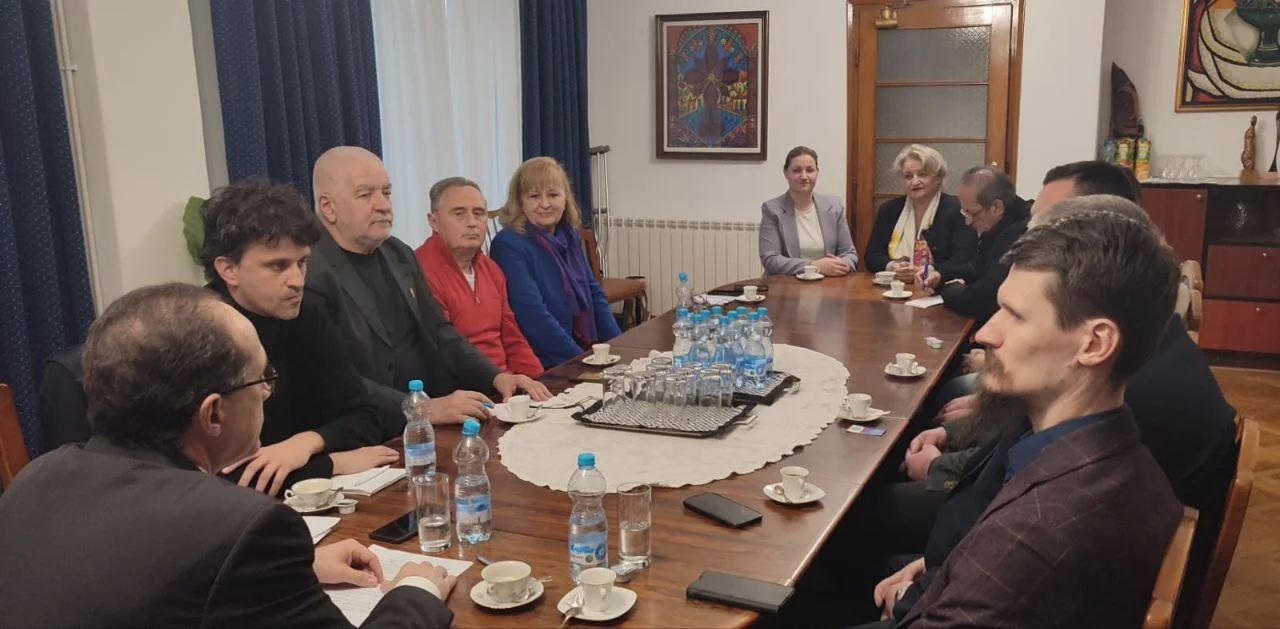 Reunión en la Embajada de Cuba en Belgrado entre el embajador (izq.) y representantes de grupos pro régimen.