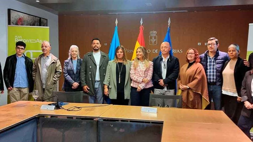 Miembros del Gobierno Asturiano en un encuentro con emigrantes.