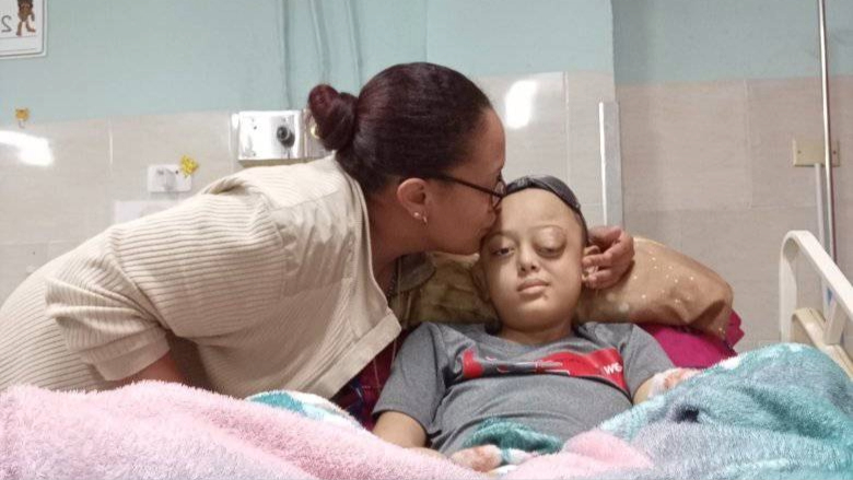 El niño Damir Ortiz y su madre, Eliannis Ramírez, durante un ingreso en Cuba.