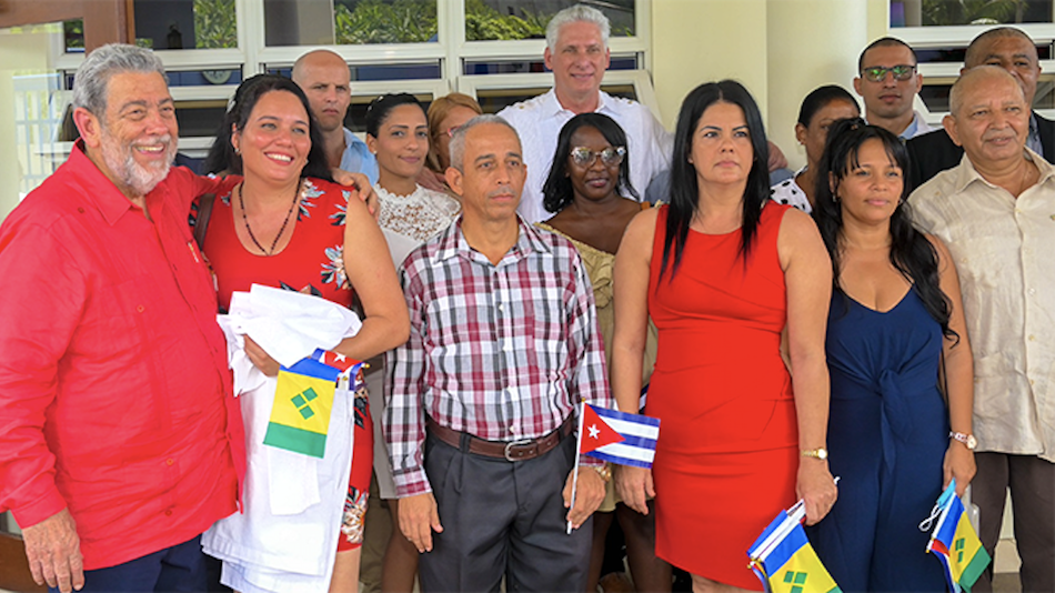 Ralph Gonsalves, primer ministro de San Vicente y las Granadinas (izq.) y Miguel Díaz-Canel (detrás) con médicos cubanos.