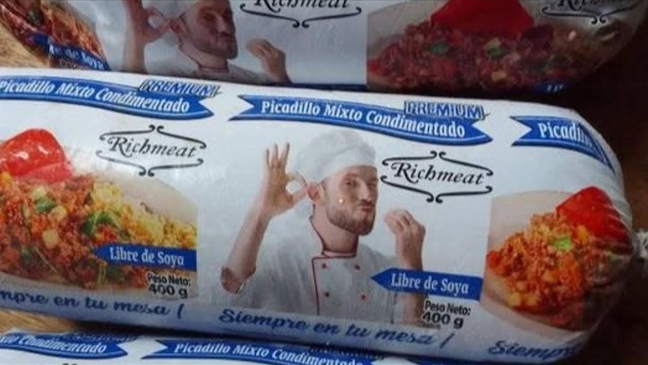 Picadillo de Richmeat de venta en el mercado informal.