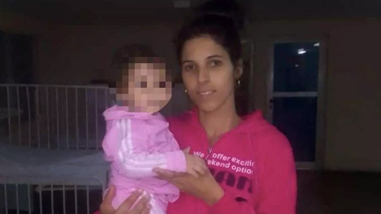 La niña implicada en el incidente junto a su madre.