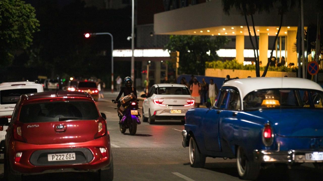 Vehículos en una calle de Cuba. 