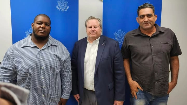 Mike Hammer con miembros del Partido Republicano de Cuba.