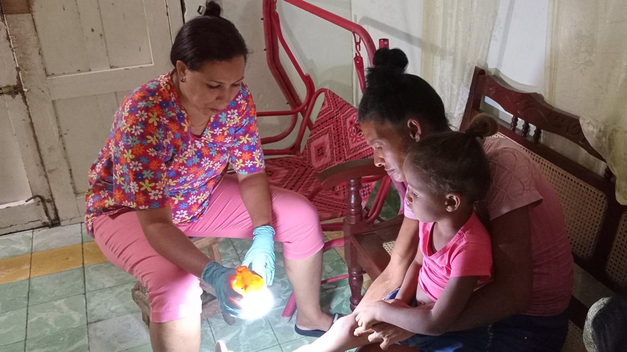 Una madre y su hija reciben atención en la sede de la UNPACU.