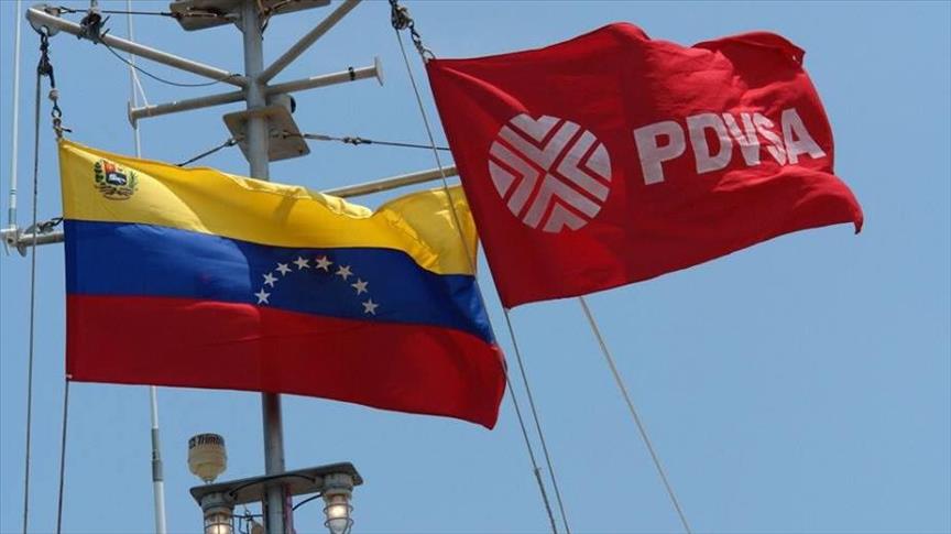 Banderas de Venezuela y PDVSA en una instalación petrolera.