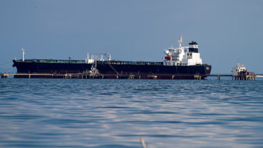 Un tanquero operado por Chevron carga petróleo en una terminal en Maracaibo, Venezuela.