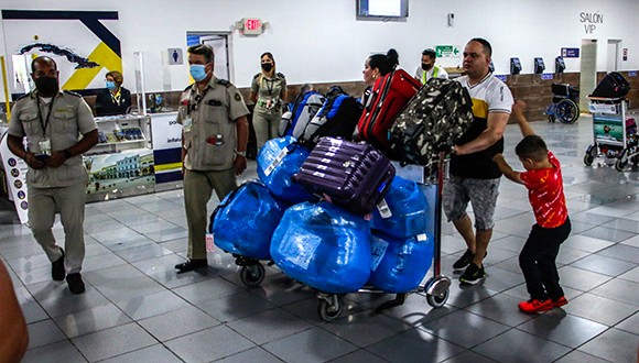 Emigrados cubanos regresando a Cuba cargados de equipajes.  