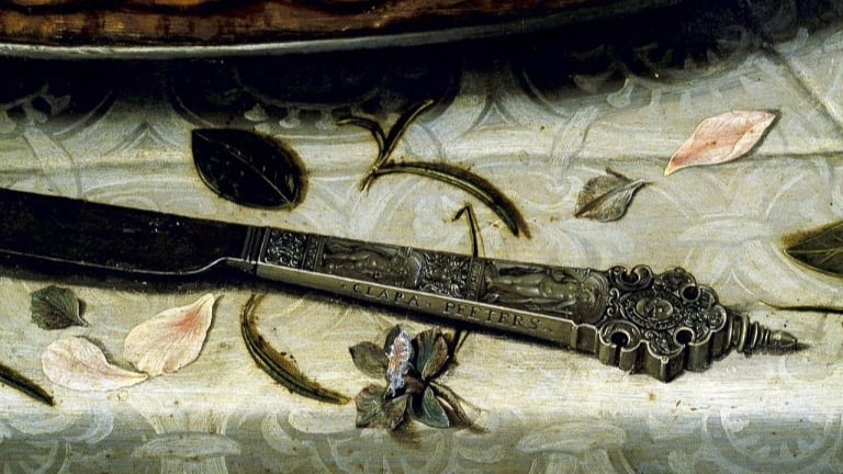 Detalle de 'Mesa con salero, taza dorada, pastel, jarra, plato con aceitunas y aves asadas' de Clara Peeters, 1611.