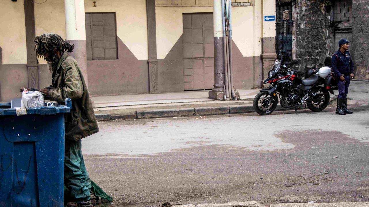 Mendicidad y represión, dos rasgos de Cuba hoy.