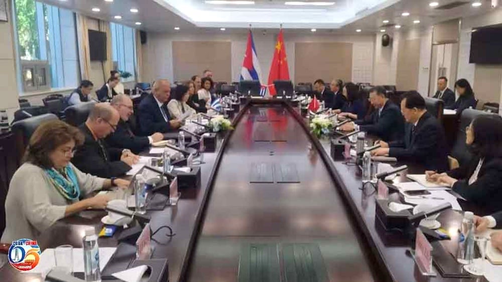 Reunión entre funcionarios cubanos y chinos.