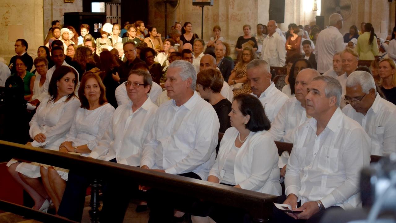 Miguel Díaz-Canel y otros dirigentes cubanos en la misa por el papa Francisco.