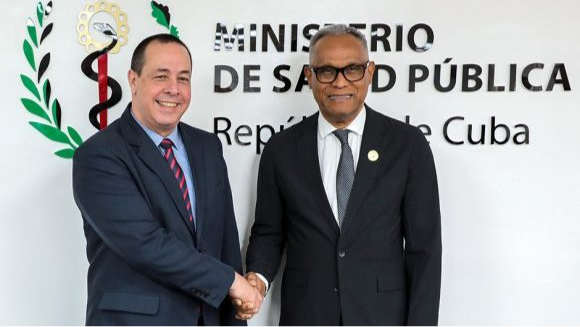 Los ministros de Salud de Bahamas, Michael Darville (d) y de Cuba, José Ángel Portal.