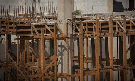 Obra en construcción en Cuba.