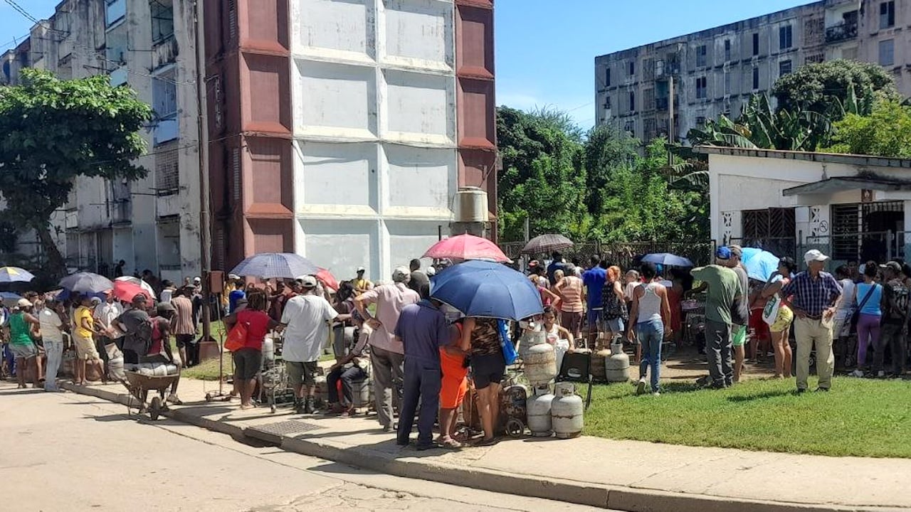 Una cola para comprar gas licuado en Santiago de Cuba.