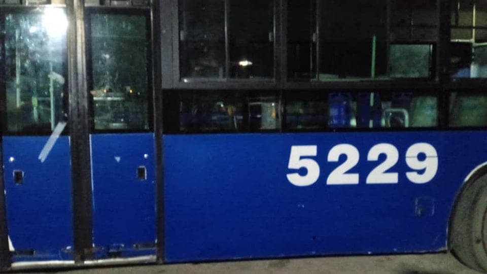 Una guagua vandalizada en marzo.