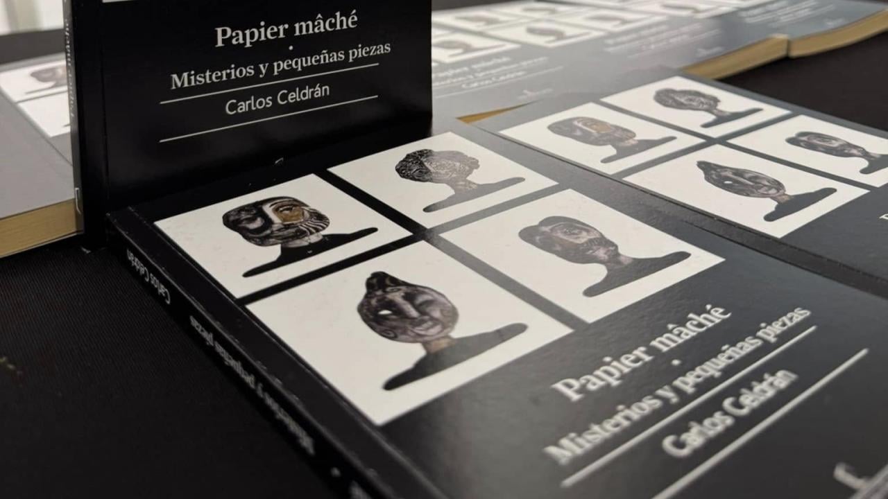 Ejemplares de 'Papier mâché. Misterios y pequeñas piezas', de Carlos Celdrán.